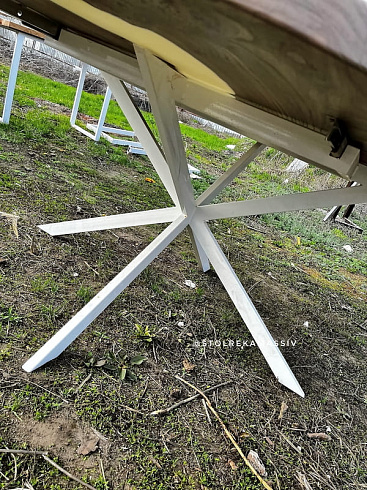 Круглый стол из карагача с рекой из смолы